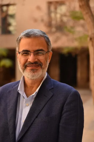 الجامعة الأمريكية بالقاهرة تكرّم الدكتور مصطفى يوسف بجائزة التميز في البحث العلمي