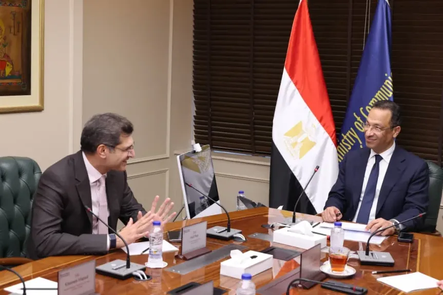 وزير الاتصالات يبحث مع مجموعة ”سيستمز ليمتد” خطط التوسع في مصر