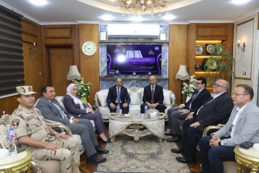 محافظ الشرقية يقدم التهنئة  لمدير أمن الشرقية بمناسبة توليه مهام منصبه الجديد