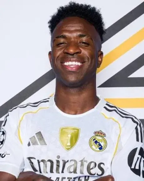 فينيسيوس يعود إلى مدريد وساعات حاسمة فى مستقبله مع الملكى