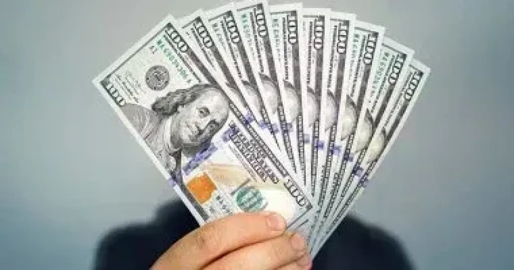سعر الدولار يتراجع أكثر من 30 قرشا فى البنوك خلال التعاملات الصباحية