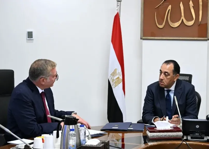 رئيس الوزراء يتابع مع وزير البترول عدداً من ملفات العمل| صور