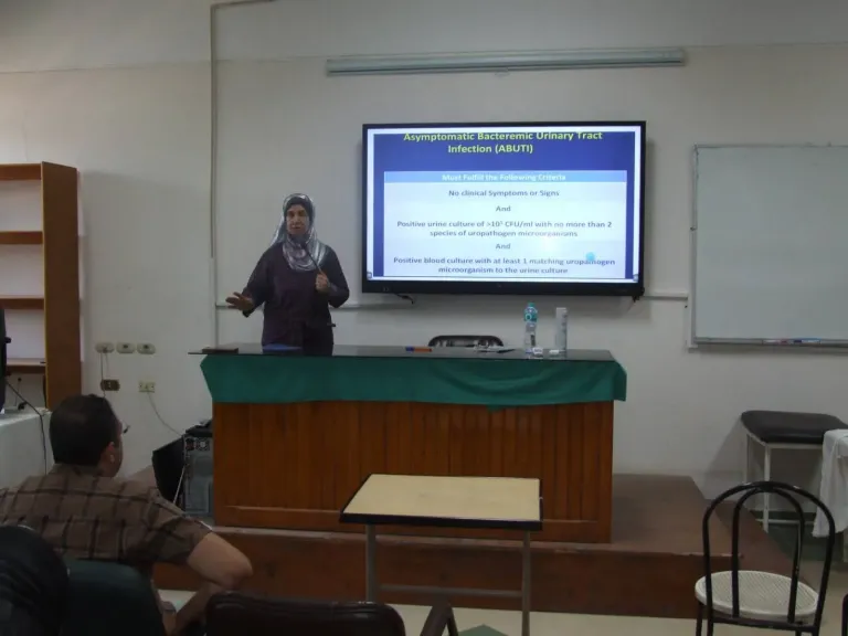 كلية الطب بجامعة أسيوط تنظم دورة تدريبية حول ”مكافحة العدوى” لتنمية مهارات أطباء