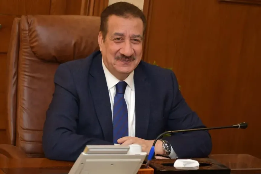 محافظ بورسعيد يوقع عقود تمليك أراضٍ لـ5 مصانع بالمنطقة الصناعية