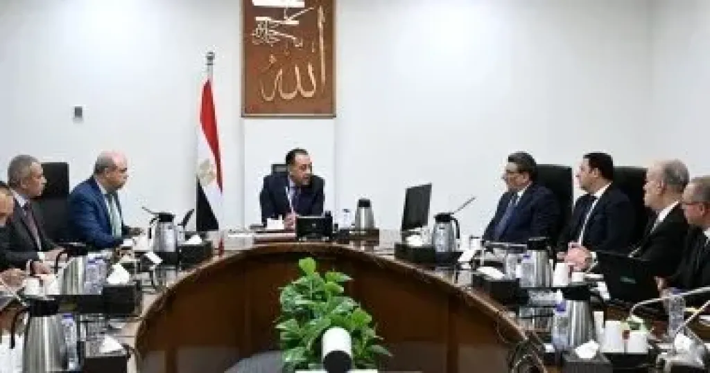 رئيس الوزراء يستعرض الموقف التنفيذى لمشروع مبنى الركاب (4) بمطار القاهرة