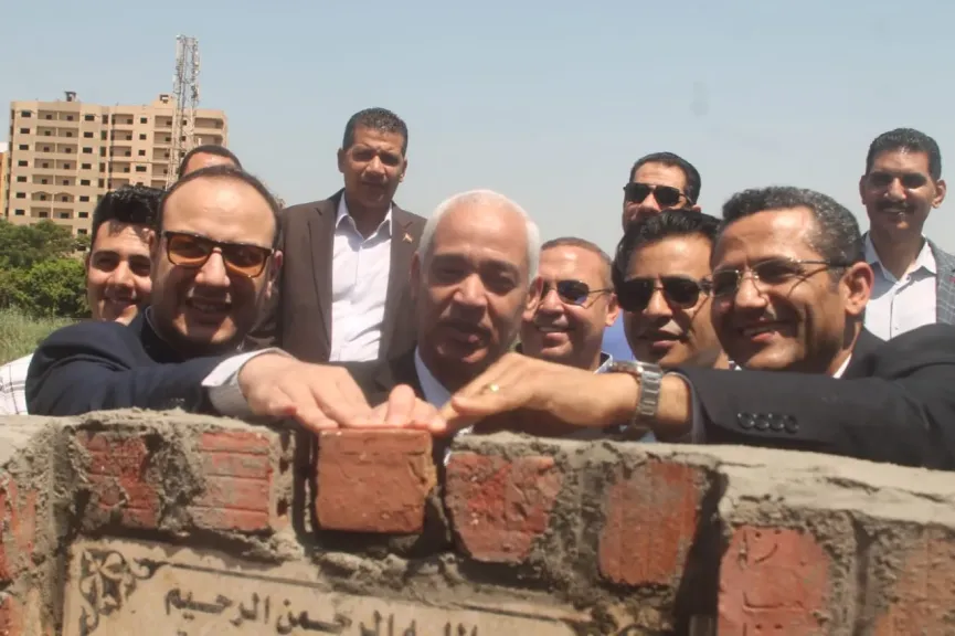 نقيب الصحفيين يضع حجر الأساس للنادي النهري بأسيوط