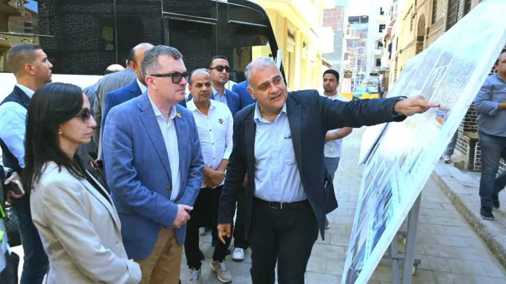 وزير التخطيط ومحافظ البحيرة يختتمان جولة تطوير رشيد التاريخية ومينائها