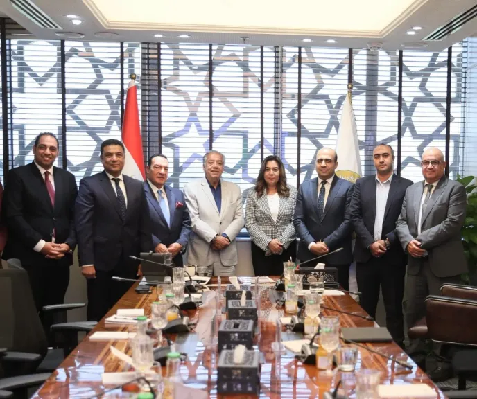 وزيرة التنمية المحلية والبيئة تناقش مع رئيس غرفة الصناعات الكيماوية تعزيز صناعة تدوير المخلفات والاستفادة من الحمأة