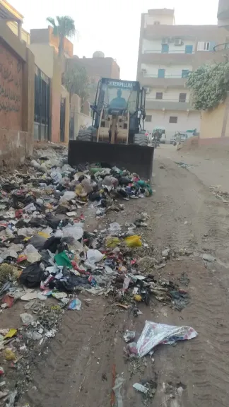 رئيس مدينة سفاجا يتابع أعمال النظافة ورفع المخلفات بالإسكان الشرقي