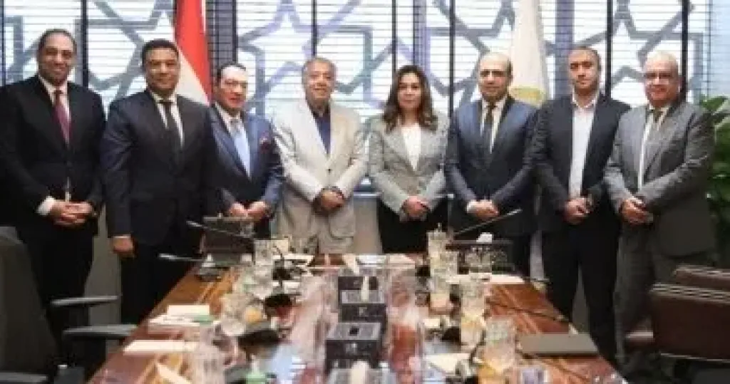 رئيس غرفة الصناعات الكيماوية يبحث مع وزيرة التنمية المحلية والبيئة تطوير صناعة تدوير المخلفات
