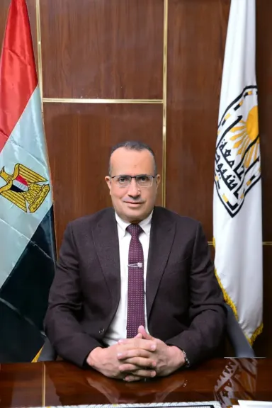 عميد طب أسيوط ورئيس مجلس إدارة المستشفيات الجامعية يتلقى تقريراً