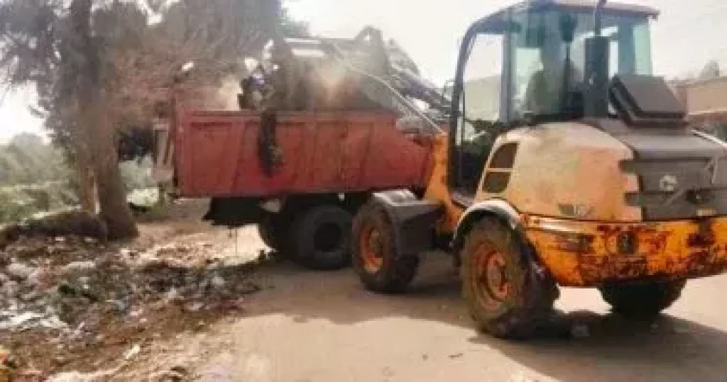 رفع تجمعات المخلفات بمحيط حضانة أطفال بقرية منشأة أمين إسماعيل بمركز كوم حمادة