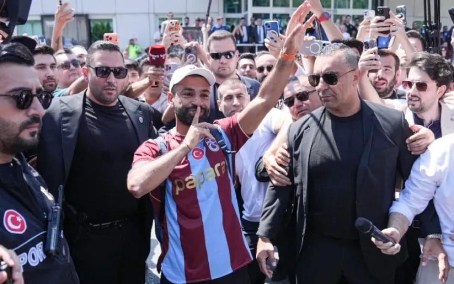 استقبال أسطوري لـ محمد صلاح في تركيا.. والجماهير تلاحقه في كل مكان