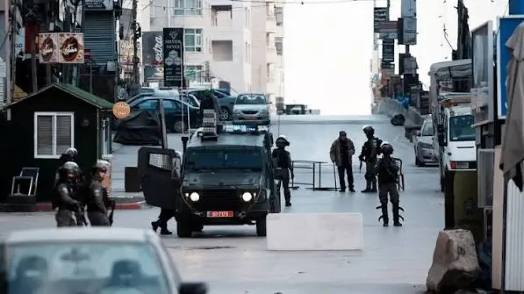 مخيم قلنديا يشهد إصابات واعتقال مواطنة خلال اقتحام الاحتلال الإسرائيلي