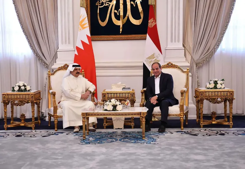 المتحدث الرئاسي ينشر صور توديع الرئيس السيسي لملك البحرين بمطار العلمين