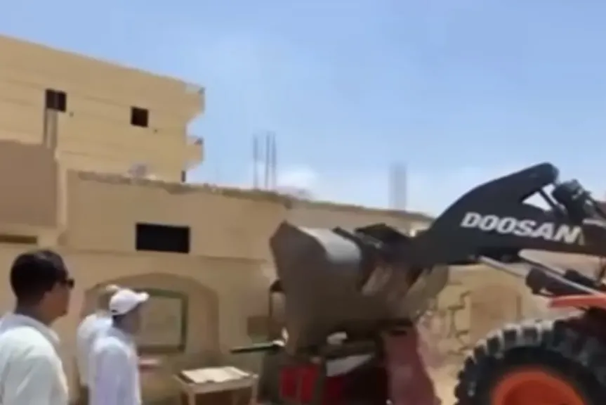 فيديو صادم لتحطيم عربة مأكولات شعبية في بدر