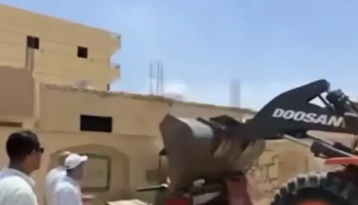 فيديو صادم لتحطيم عربة مأكولات شعبية في بدر
