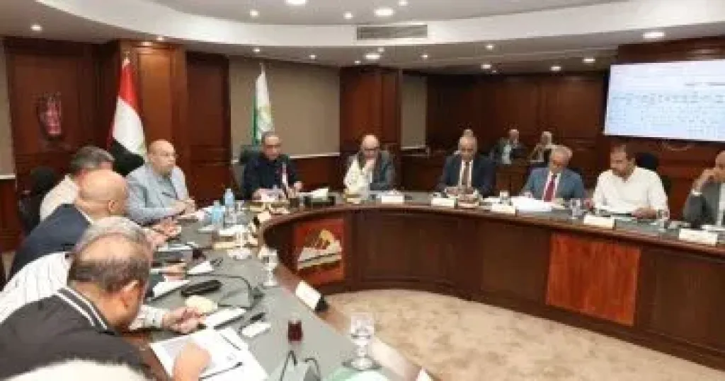 محافظ الجيزة يبحث مع رؤساء مراكز العياط والواحات مستجدات ملف تقنين أراضى الدولة