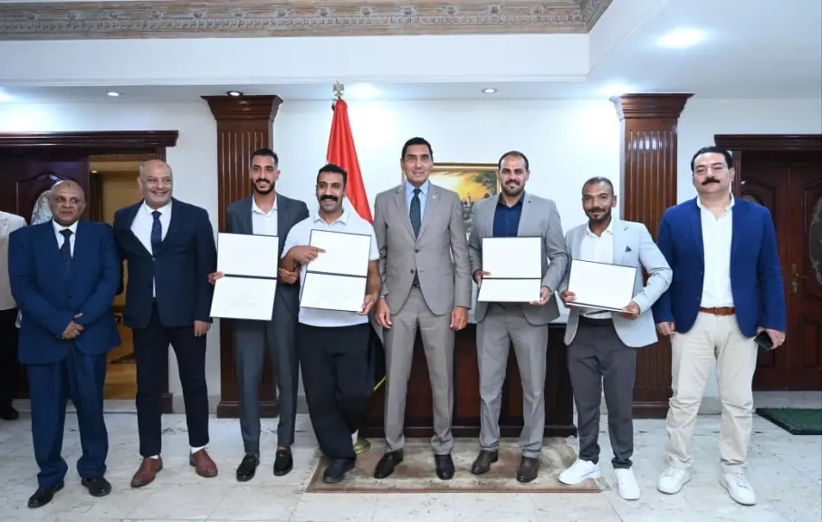 وزير الشباب والرياضة يُكرّم فريق المنقذين والعاملين بحمام السباحة الأولمبي بمركز التنمية الشبابية والرياضية بالجزيرة «1»