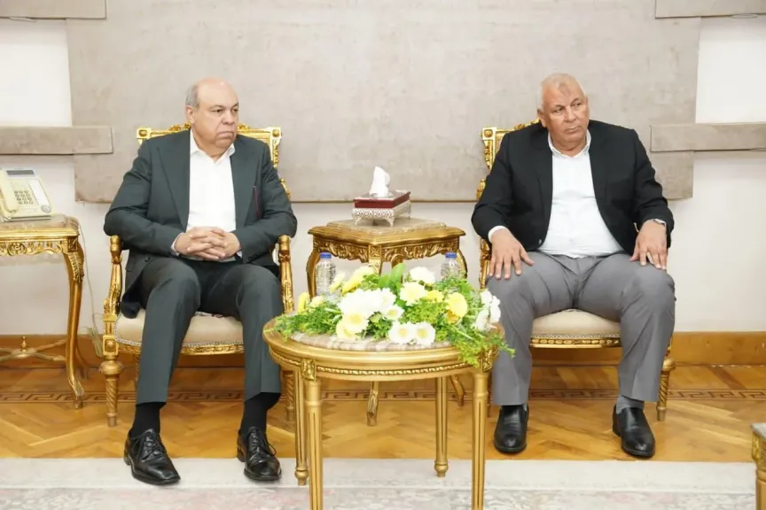 وزير الطيران المدني يبحث مع محافظ مطروح والقطاع السياحي سبل تنمية الحركة الجوية الوافدة