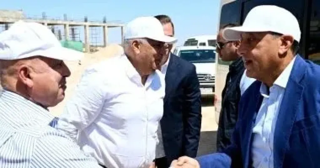 رئيس الوزراء يستعرض المنطقة المقترحة لإقامة مجمع حكومى للخدمات الذكية بمطروح