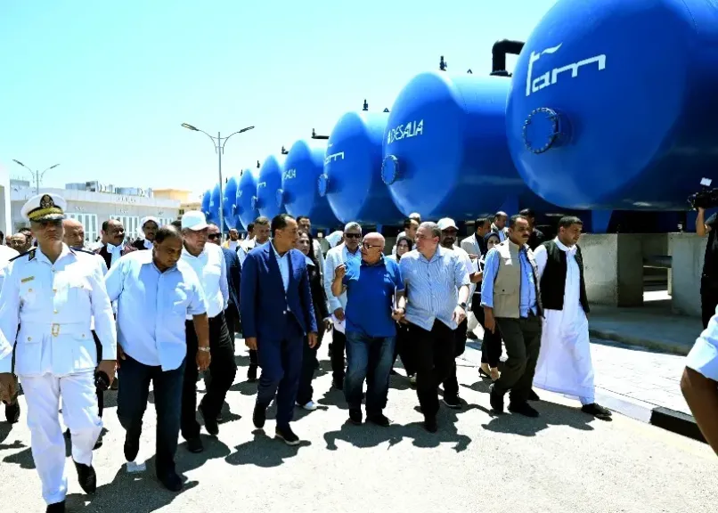 رئيس الوزراء يتفقد مجمع محطات تحلية مياه البحر بالرميلة في مطروح بطاقة 125 ألف متر مكعب يوميًا