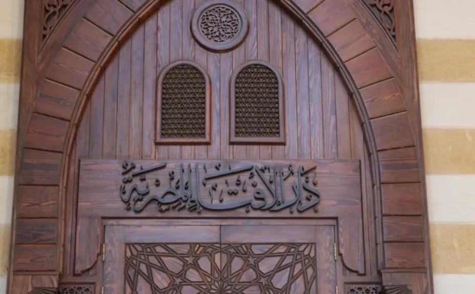 حكم صلاة المرأة في الأماكن العامة.. دار الإفتاء توضح الضوابط