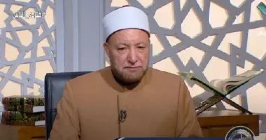 هل رش المياه في الشوارع أمام البيوت والمحلات حلال أم حرام؟.. أمين الفتوى يجيب