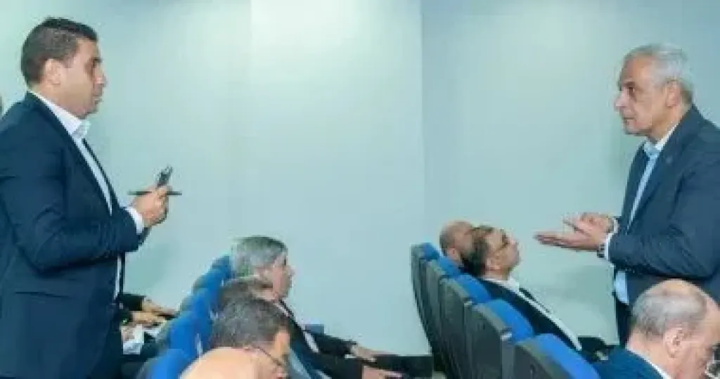 وزير الإنتاج الحربى يتابع سير العملية البحثية بمركز التميز العلمى والتكنولوجى