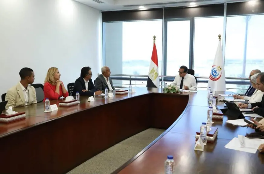 وزير الصحة يبحث التوسع في جراحات استبدال المفاصل بتقنية الروبوت