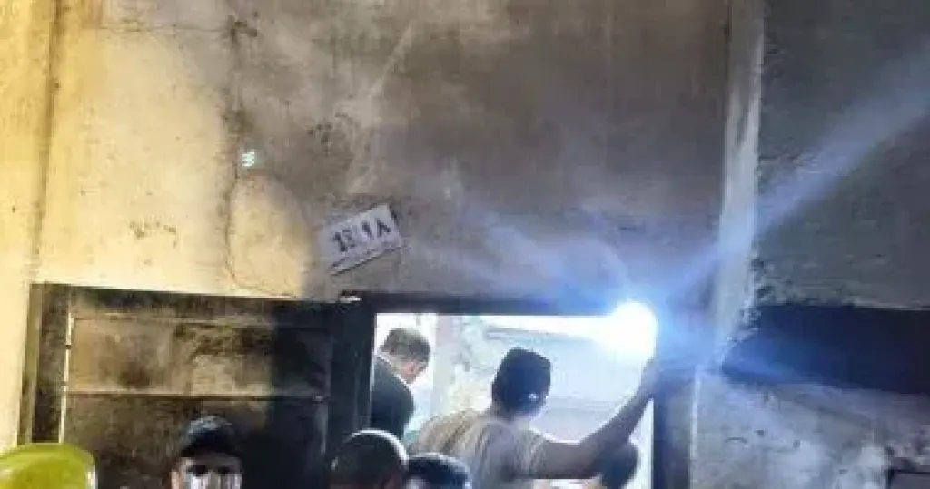 الاستعانة بلوادر لرفع ركام العقار المنهار بمنطقة حدائق القبة