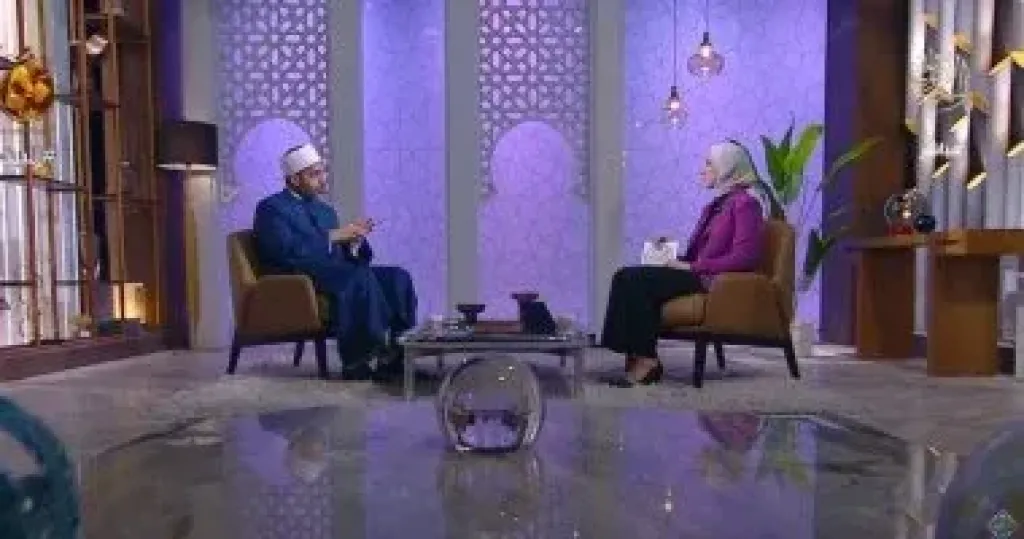 ما حكم التعامل بين الرجل والمرأة في العمل؟.. أمين الفتوى يجيب