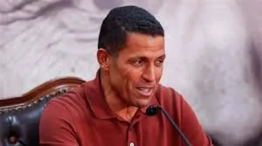 عموتة يجتمع مع جهازه المعاون استعدادا لودية الأهلي الأولى في إسبانيا