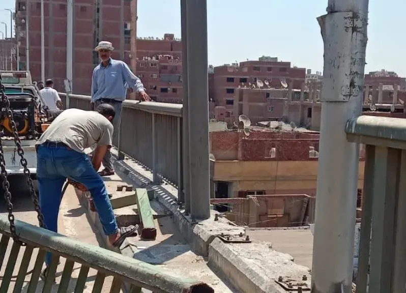 ​محافظ الجيزة يتابع أعمال صيانة محور صفط اللبن وتركيب الأسوار الحديدية| صور