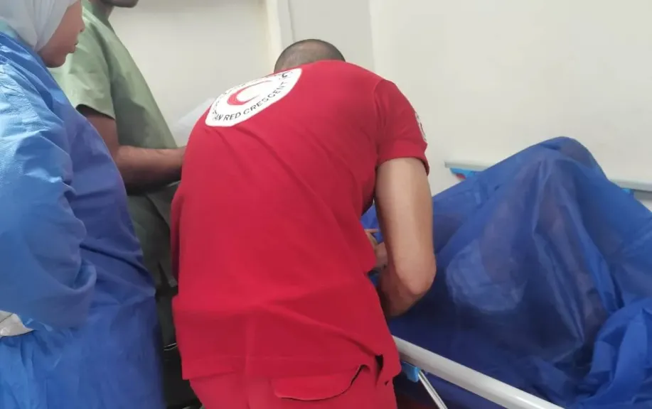 ”الهلال الأحمر المصري” يقدم الدعم النفسي والمساندة لأسر ضحايا ومصابي ”حادث الإسماعيلية”| صور