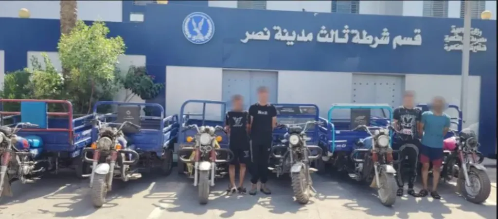 ضبط عصابة سرقة الدراجات النارية في مدينة نصر وبحوزتهم فرد خرطوش