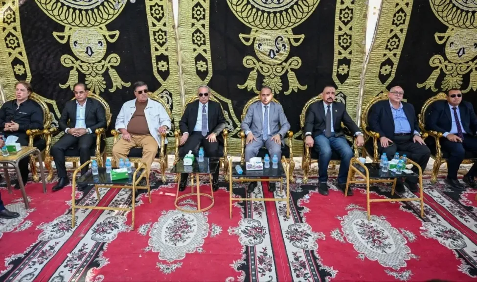 محافظ الشرقية يقدم واجب العزاء لأسر شهداء حادث «لقمة العيش» بقرية الملاك بمركز أبو حماد