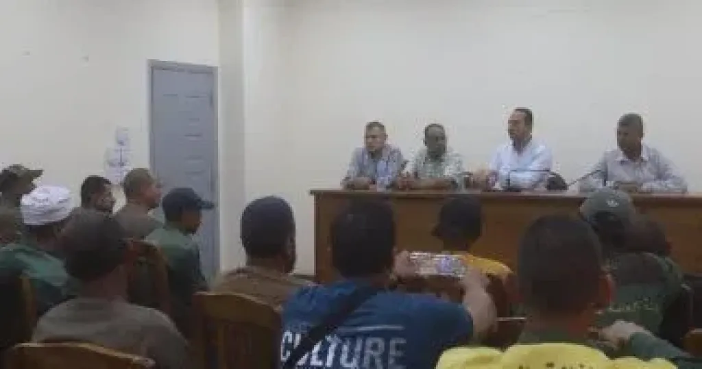 رئيس نظافة الجيزة يبحث مطالب عمال الهيئة ويستمع لمشكلاتهم