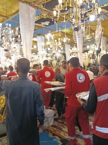 الهلال الأحمر المصري يواصل دعم أسر ضحايا حادث الإسماعيلية .. تجهيز سرادقات العزاء بالكامل