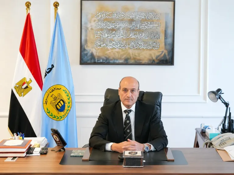 محافظ أسيوط يتابع الحالة الصحية للطفل ”محمود” بعد نقله إلى مستشفى الإيمان
