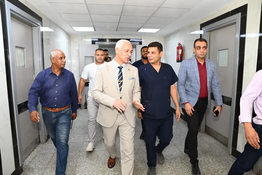 رئيس جامعة أسيوط يتفقد الاستقبال العام بالمستشفى الجامعي الرئيس لمتابعة انتظام