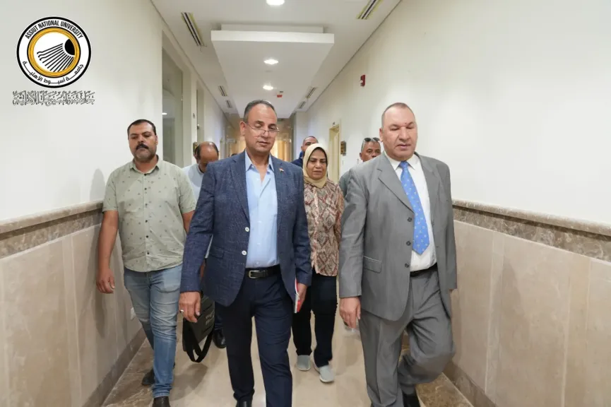 في جولة مفاجئة.. رئيس جامعة أسيوط الأهلية يتفقد إدارات الجامعة ويشدد على سرعة الإنجاز
