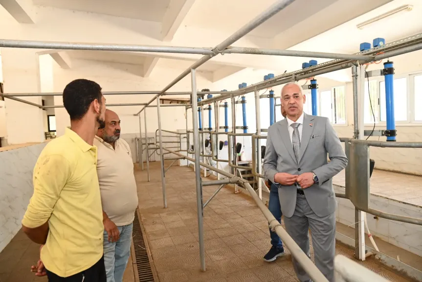رئيس جامعة أسيوط يتفقد المحلب الآلي بمزرعة الإنتاج الحيواني بكلية الزراعة