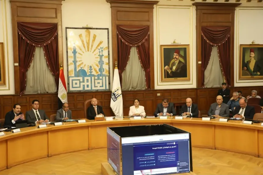 محافظ القاهرة يبحث آليات تفعيل إصدار تراخيص المحال العامة إلكترونياً عبر ”منصة مصر الرقمية”