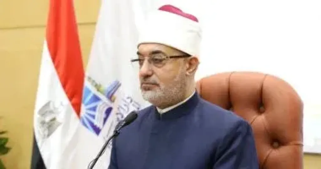 شيخ الأزهر يطمئن على صحة المفتي هاتفيًا ويدعو له بتمام الصحة والعافية
