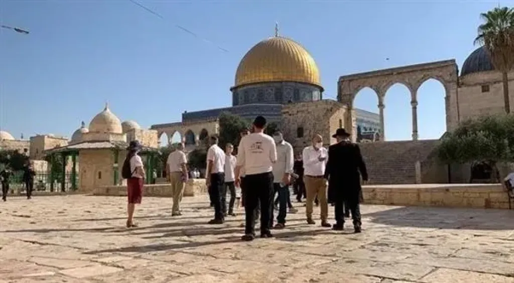 70 ألفا يؤدون الجمعة في المسجد الأقصى رغم إجراءات الاحتلال