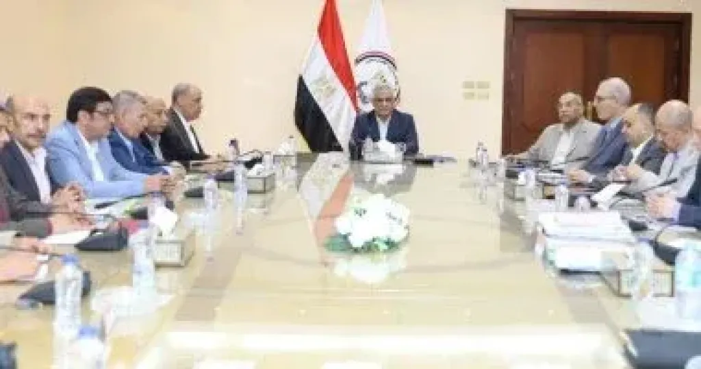 وزير الإنتاج الحربى يبحث مستجدات الإنتاج وخطط تطوير الشركات التابعة
