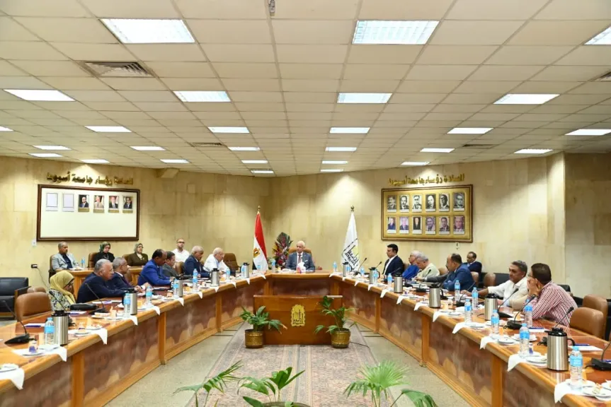 جامعة أسيوط يلتقي أعضاء مجلسي النواب والشيوخ بالمحافظة لتعزيز التعاون وخدمة أبناء المحافظة
