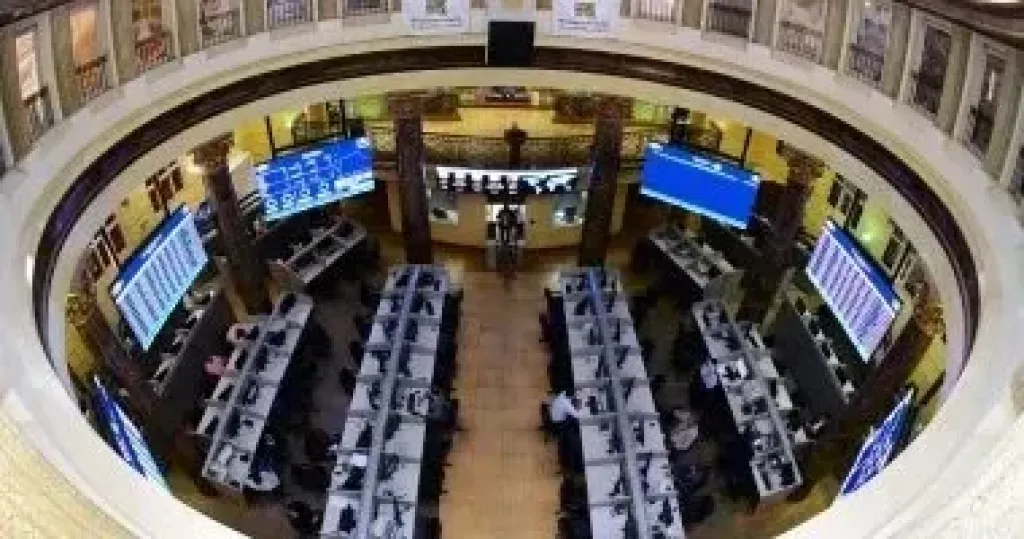 بنك فيصل يطير بـ198% وأوراسكوم تقفز بـ90%.. من كسب ومن خسر في البورصة؟