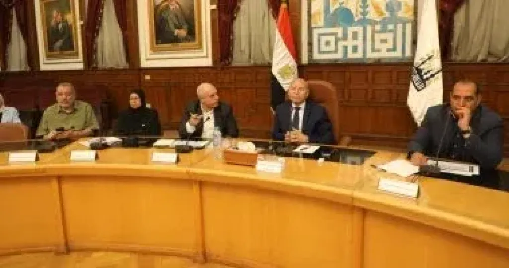 محافظ القاهرة يتابع ملفي التصالح في مخالفات البناء والمتغيرات المكانية
